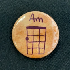 UKULELE MOVEMENT UM Badge - A Minor Chord